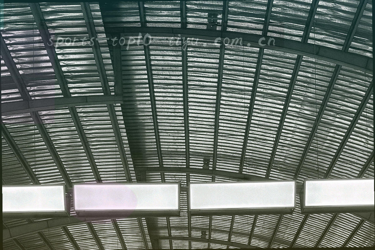数据工作台上并排的显示器、搁在一旁的耳机与摊开的手写笔记
